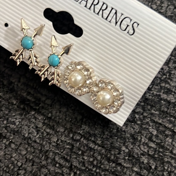 5 BRAND NEW Pairs of Earrings Silver Tone Fashion Jewelry Pierced Ears - Picture 4 of 7